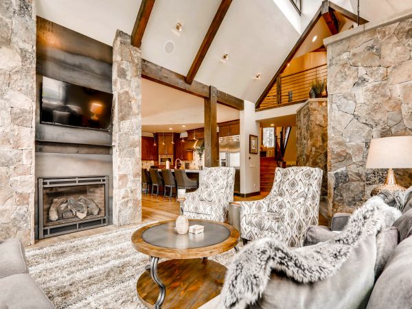 Beautiful Five Bedroom Minutes from Peak 8 Base