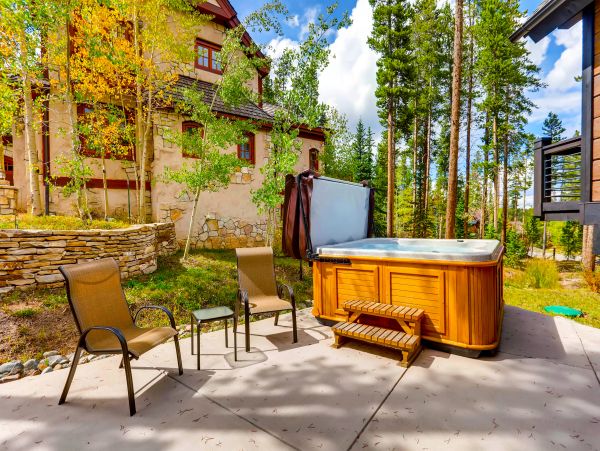 Beautiful Five Bedroom Minutes from Peak 8 Base