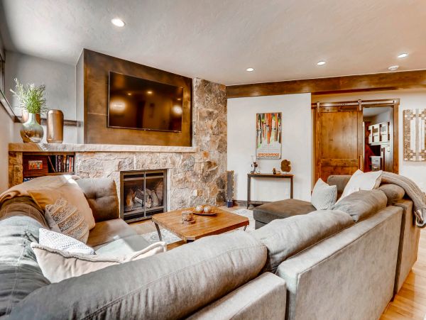 Beautiful Five Bedroom Minutes from Peak 8 Base