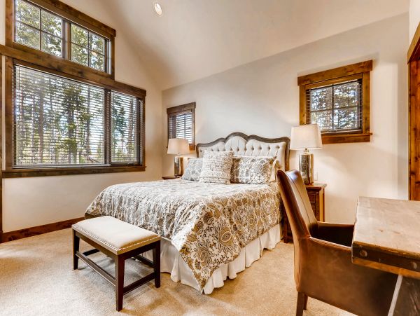 Beautiful Five Bedroom Minutes from Peak 8 Base