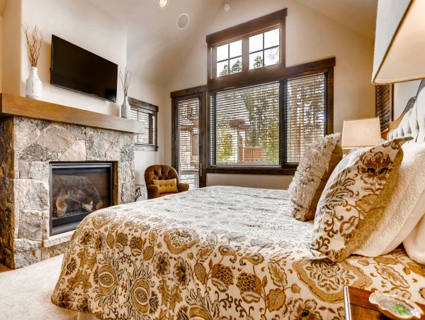 Beautiful Five Bedroom Minutes from Peak 8 Base