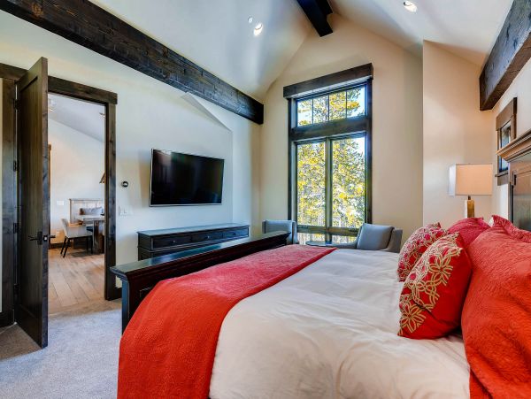 Ski in the Summit King Suite