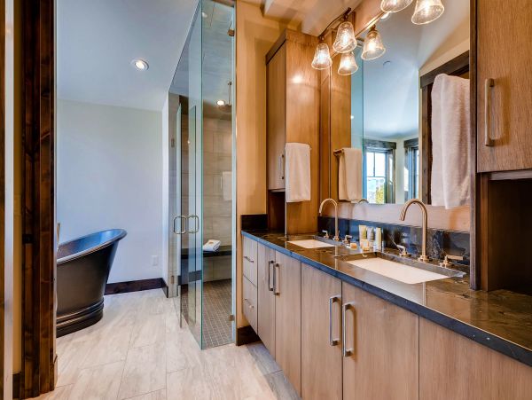 Ski In the Summit King Ensuite Bathroom