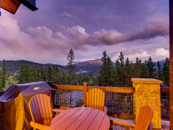  Outdoor dining with beautiful views