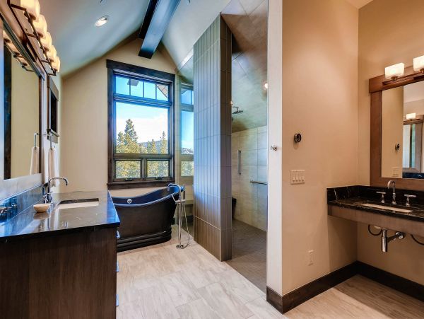  Willows King Ensuite Bath with wheelchair accessible roll in shower