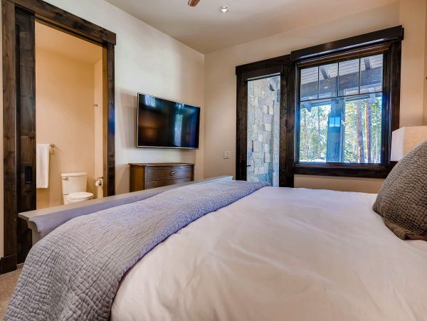  High Alpine King Suite - sleeps 2 in one king bed