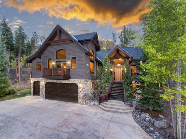 Walk to Downtown Breckenridge, free shuttle to lift