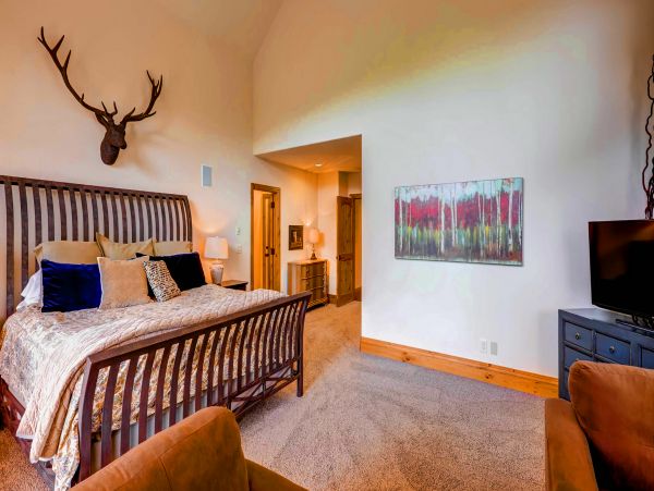 Walk to Downtown Breckenridge, free shuttle to lift