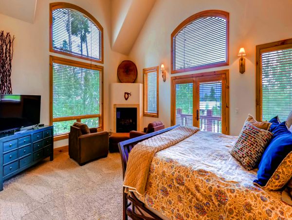 Walk to Downtown Breckenridge, free shuttle to lift