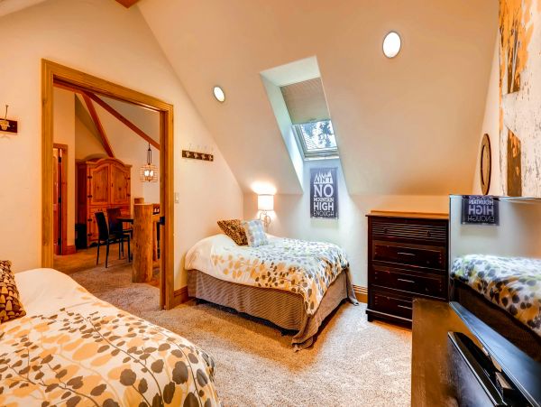 Walk to Downtown Breckenridge, free shuttle to lift