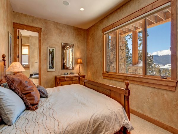 Secluded Luxury home on shuttle