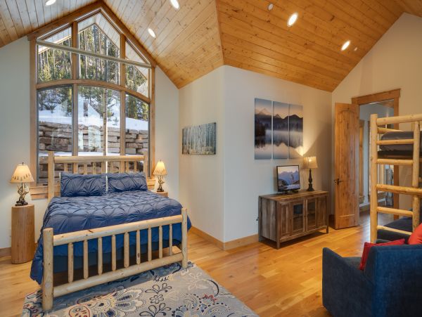 Secluded Luxury home on shuttle