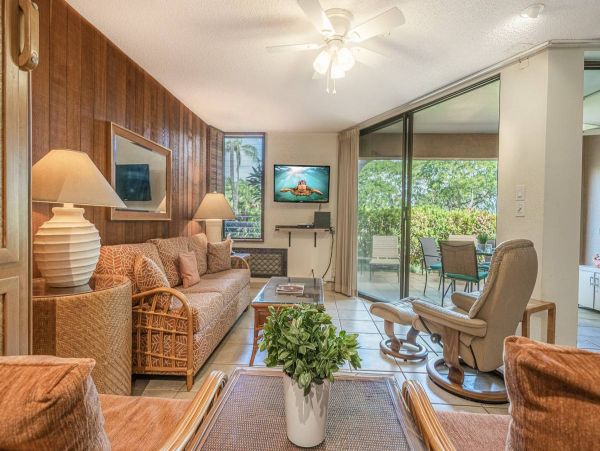 Two Bedroom Beachside Rental Condo in Wailea Sleeps 7