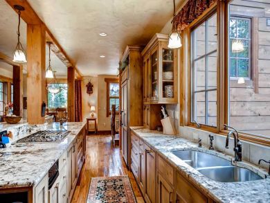 Walk to Lifts and Private Hot Tub