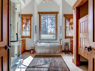 Walk to Lifts and Private Hot Tub