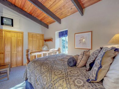 Two Story Townhome with Shared Pool and Hot Tub