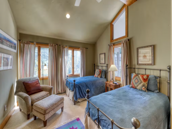 Stunning Views Vacation Duplex in Vail Drive To Ski Lifts