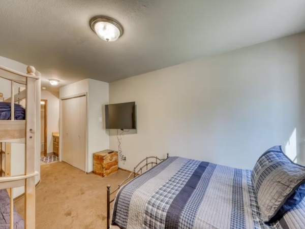 Stunning Views Vacation Duplex in Vail Drive To Ski Lifts