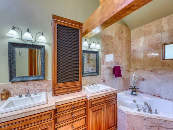 Stunning Views Vacation Duplex in Vail Drive To Ski Lifts