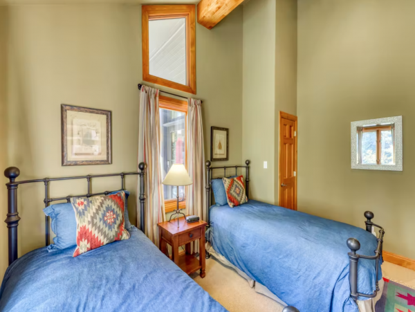 Stunning Views Vacation Duplex in Vail Drive To Ski Lifts