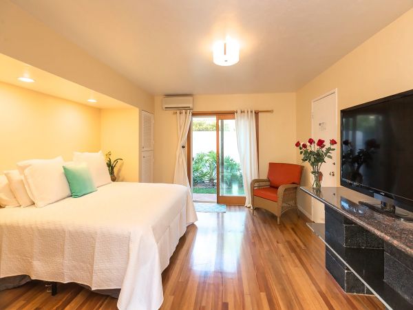 Lovely 4 Bedroom Villa with Pool & Only 2 Min Walk to Beach