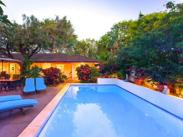 Lovely 4 Bedroom Villa with Pool & Only 2 Min Walk to Beach