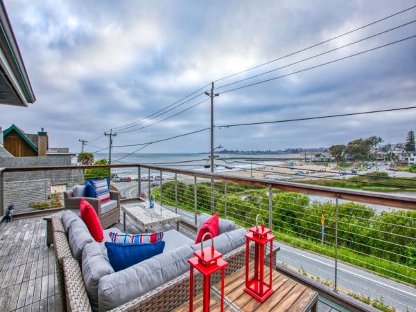 Three Bedroom Walk to Beach Vacation Home in Santa Cruz