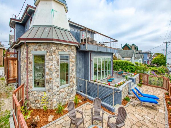 Three Bedroom Walk to Beach Vacation Home in Santa Cruz