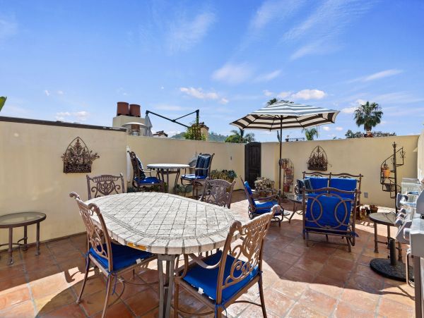 Santa Barbara 3 Bedroom Condo with Rooftop Patio Deck