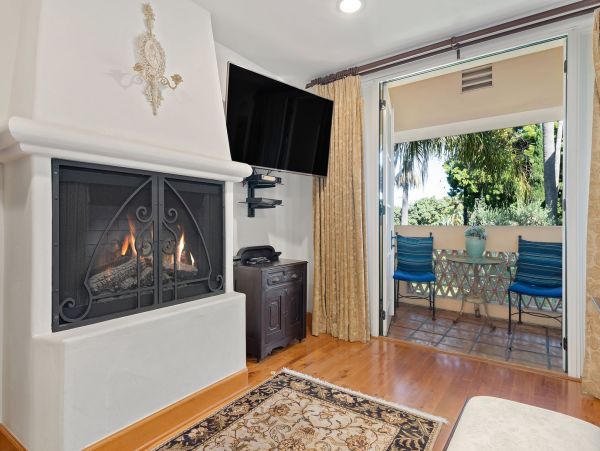 Santa Barbara 3 Bedroom Condo with Rooftop Patio Deck