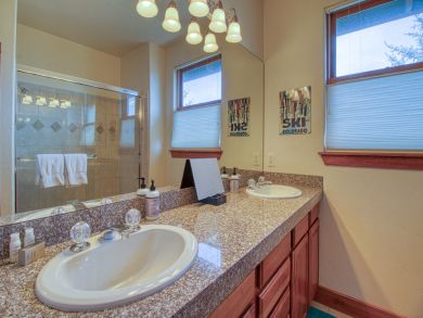 Avon Condo 938155