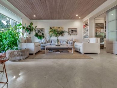 West Palm Beach Elegant 3 Bdm Home in Exclusive Neighborhood