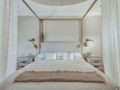 West Palm Beach Elegant 3 Bdm Home in Exclusive Neighborhood