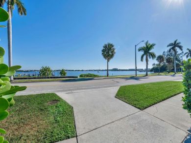 West Palm Beach Elegant 3 Bdm Home in Exclusive Neighborhood