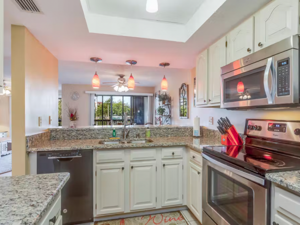 Charming 2 Bedroom Vacation Condo Shared Pool & Ocean Access