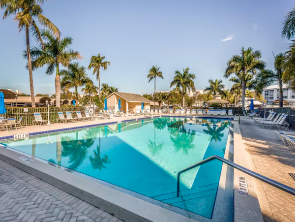 Charming 2 Bedroom Vacation Condo Shared Pool & Ocean Access