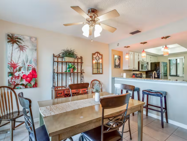 Charming 2 Bedroom Vacation Condo Shared Pool & Ocean Access