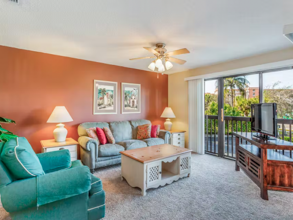 Charming 2 Bedroom Vacation Condo Shared Pool & Ocean Access