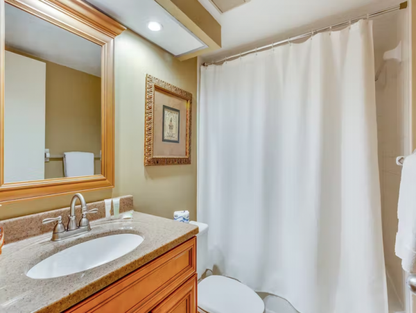 Charming 2 Bedroom Vacation Condo Shared Pool & Ocean Access