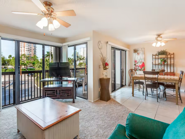 Charming 2 Bedroom Vacation Condo Shared Pool & Ocean Access