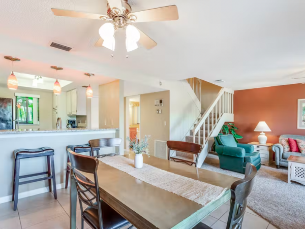 Charming 2 Bedroom Vacation Condo Shared Pool & Ocean Access