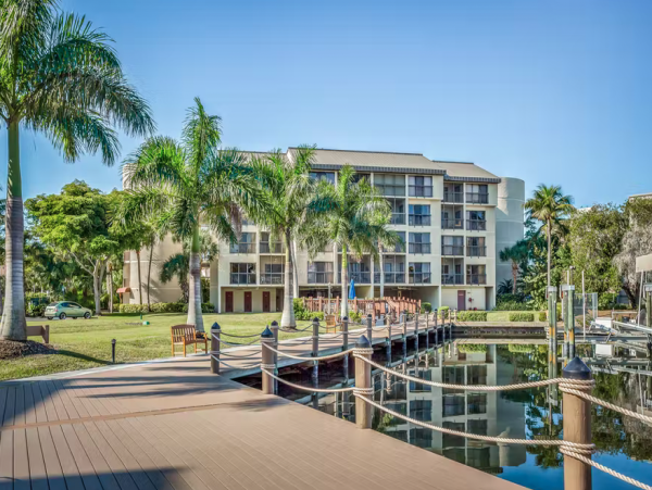Charming 2 Bedroom Vacation Condo Shared Pool & Ocean Access