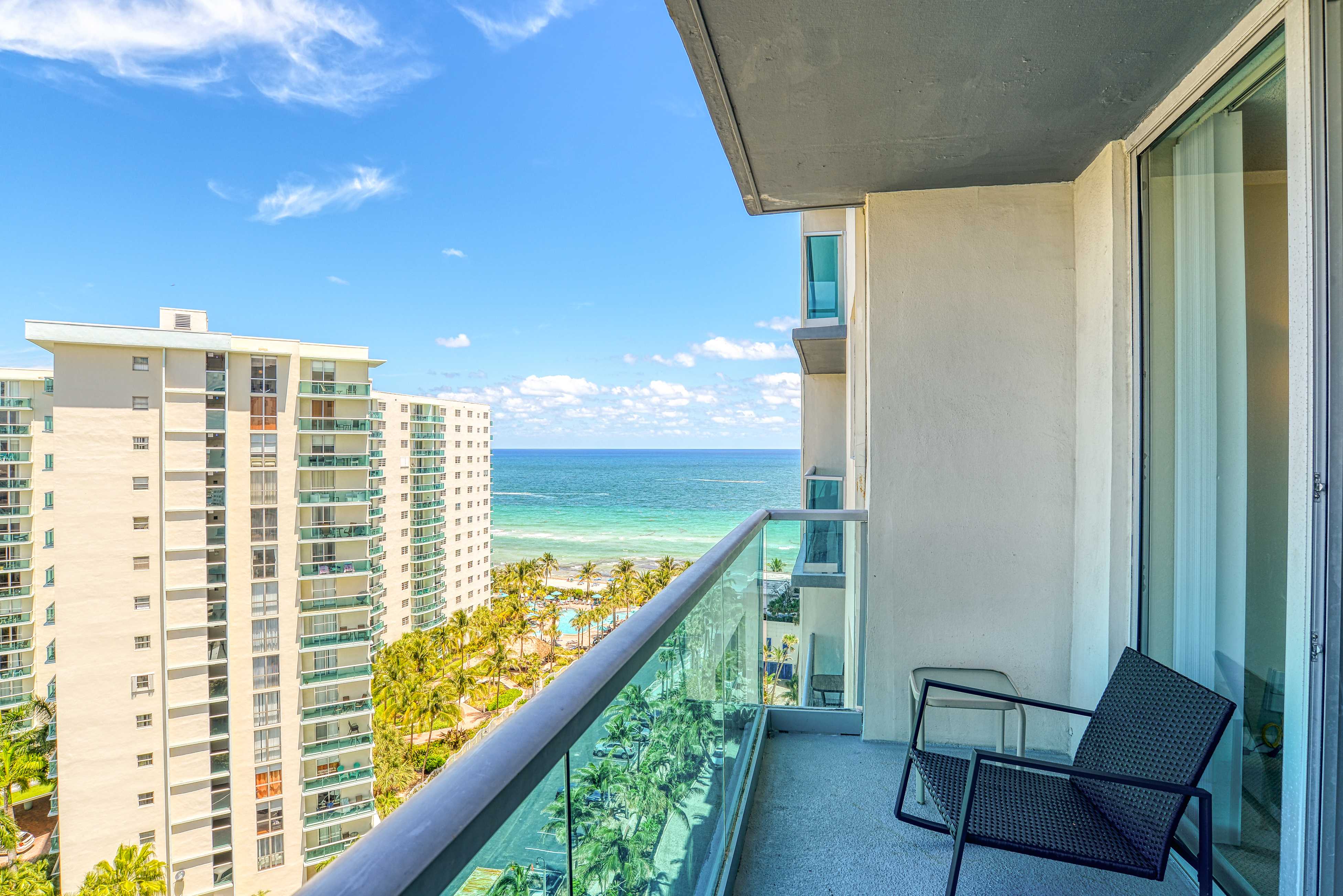 Hollywood Condo 939489