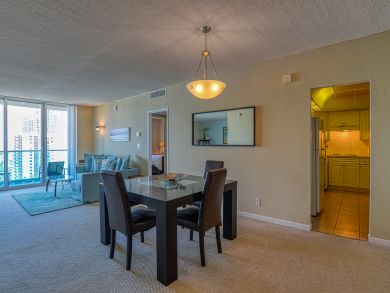 Hollywood Condo 939489