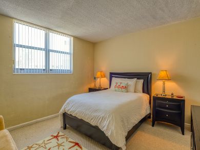 Hollywood Condo 939489