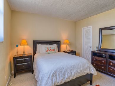 Hollywood Condo 939489