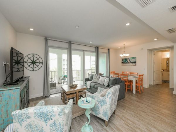 Bradenton Two Bedroom Vacation Condo Walk to Beach Sleeps 5
