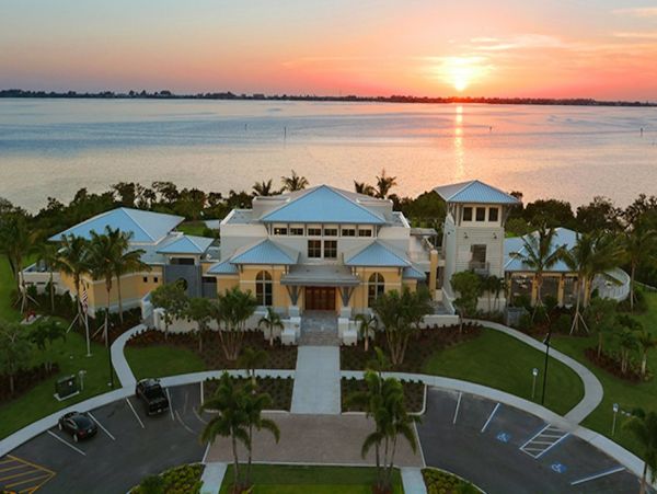 Bradenton Two Bedroom Vacation Condo Walk to Beach Sleeps 5