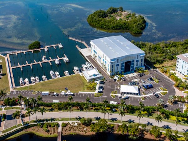 Bradenton Two Bedroom Vacation Condo Walk to Beach Sleeps 5