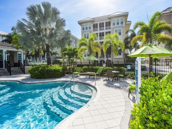 Bradenton Two Bedroom Vacation Condo Walk to Beach Sleeps 5